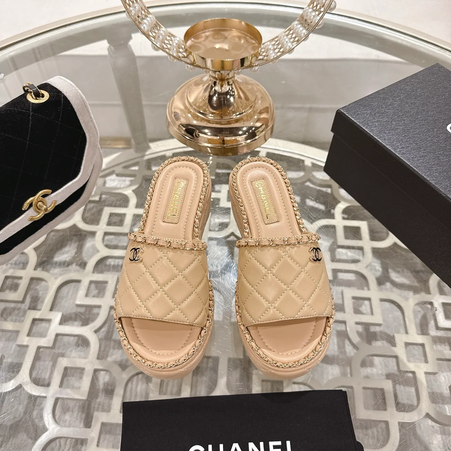 👟👟Ex-factory price 600👟👟 𝐂𝐇𝐀𝐍𝐄𝐋 | Xiaoxiang 25𝐬𝐬 🦋2025 Spring and Summer New Products Counter Classic Xiaoxiang Double C Diamond Chain Slippers Series New〰 🍬 The absolute best in the BS fashion circle. Matching will perform meticulously Minimalist, classic elements that will never fade away 💋 Show unique dressing style, too beautiful to say anything. A must-have for summer... Upper: Original high-customized lambskin Lining: Imported mixed sheepskin lining Outsole: Original molded non-slip outsole Shoe size: 35-39 (34.40.41.42 customization is not returnable)